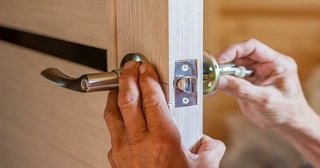 Установка и замена дверной ручки в Лесне от 281 руб. – Мастер24, монтаж фурнитуры, недорого